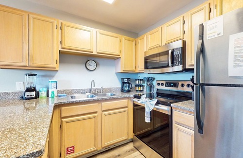 Avalon Beach Estates Condo | Beachfront condo with private balcony, shared pool/hot tub/BBQ
