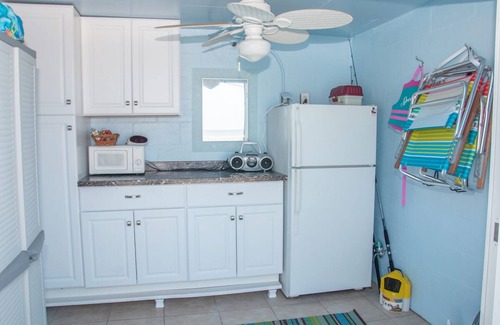 Redington Beach Condo | Beachfront Condo at La Contessa!, 3BD/3BA, Poolside Cabana, Private Fishing Pier