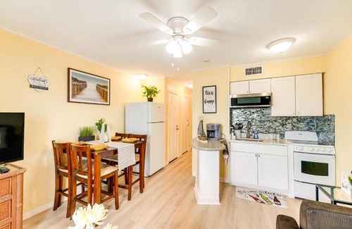 North Beach Apartment | Beachfront Corpus Christi Condo with Pool Access!