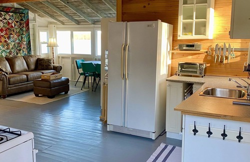 Tweed Cottage | Beachfront cottage on Stoco Lake Tweed