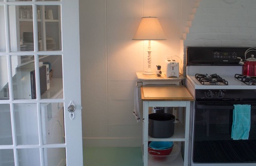 Pocomo Cottage | Beachfront Cottage with Amazing Sunset views & Quiet Setting.