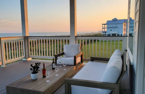 Galveston House | BEACHFRONT! ELEVATOR! HOT TUB! CUSTOM BUILT! GATED COMMUNITY! A BIT OF PARADISE