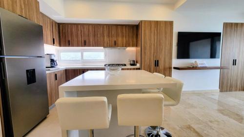 Las Glorias Apartment | Beachfront Extra-large 1-bedroom free breakfast by Moikkarentals