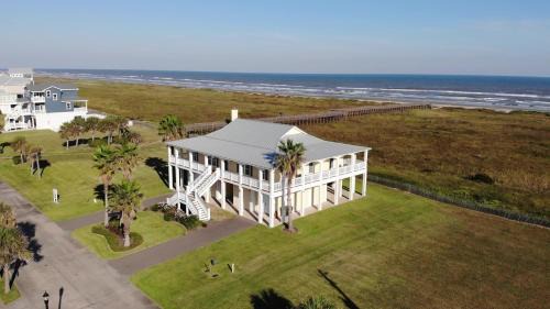 Red Fish Cove House | Beachfront Flamingo