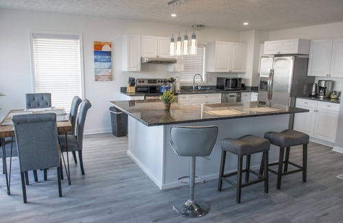 Willoughby Spit Condo | Beachfront Getaway, Dolphin Suite, 🐶 💙