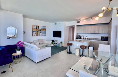 Hollywood South Central Beach Condo | Beachfront Getaway – Stylish 2BR with Direct Views