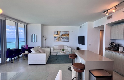 Hollywood South Central Beach Condo | Beachfront Getaway – Stylish 2BR with Direct Views