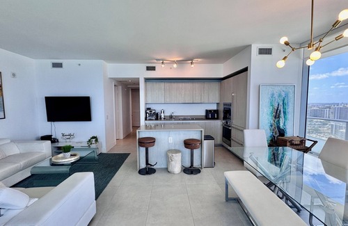 Hollywood South Central Beach Condo | Beachfront Getaway – Stylish 2BR with Direct Views