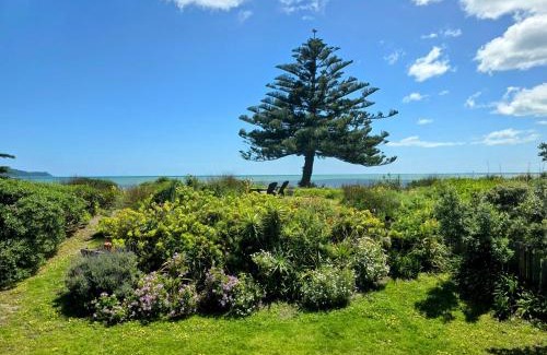 Waikanae House | Beachfront Getaway - Waikanae Beach Holiday Home
