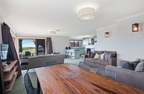 Omanu House | Beachfront Holiday Haven