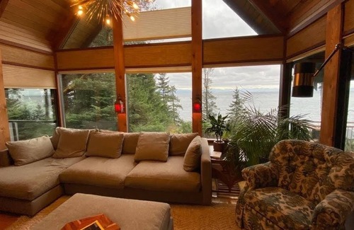 Courtenay House | Beachfront Home, Family-Friendly