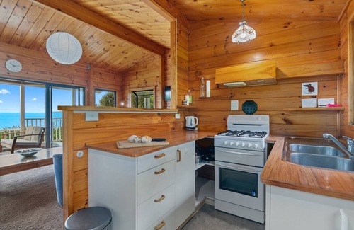 Collingwood House | Beachfront home-pets allowed