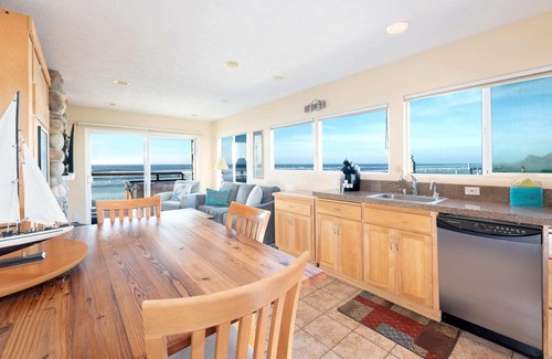 Lincoln City Condo | Beachfront, Hot Tub, BBQ | Oceanside Escape