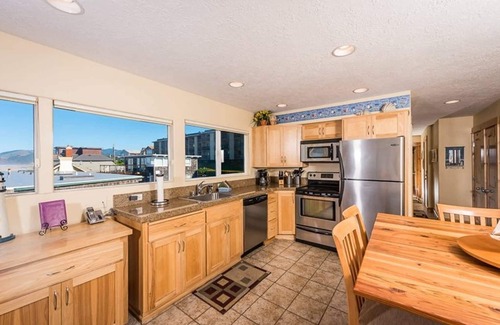 Lincoln City Condo | Beachfront, Hot Tub, BBQ | Oceanside Escape