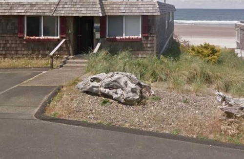 Lincoln City Condo | Beachfront, Hot Tub, BBQ | Oceanside Escape