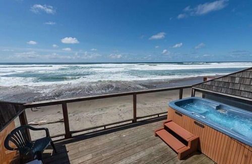 Lincoln City Apartment | Beachfront, Hot Tub, BBQ | The Lookout