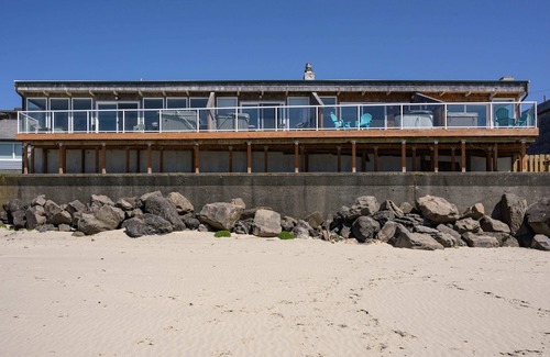 Lincoln City Apartment | Beachfront, Hot Tub, BBQ | The Lookout