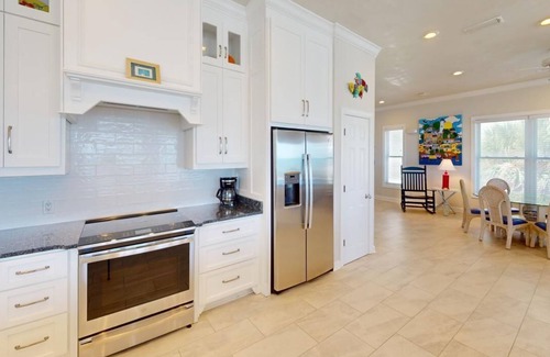 East End House | Beachfront, Hot Tub, Pet Friendly 5 BR, Community Pool