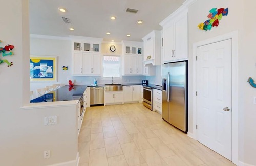 East End House | Beachfront, Hot Tub, Pet Friendly 5 BR, Community Pool