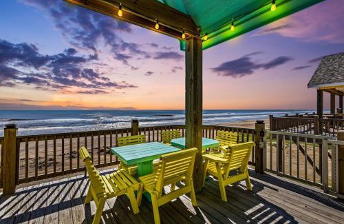 Gilchrist House | Beachfront HotTub Gameroom CargoLift - SandyCheeks