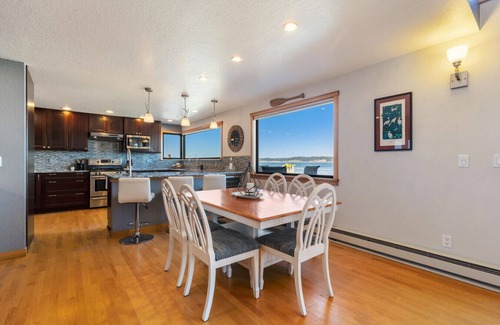Bells Beach House | Beachfront I Whale Watch I SUP I Dogs Ok