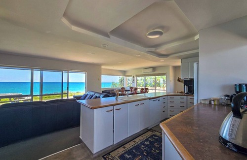 Pukehina House | Beachfront - In Paradise!