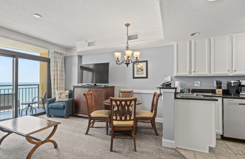 Myrtle Beach Condo | BEACHFRONT ~ Luxury Hilton Resort~ 90+5 Stars! ~ Tiki Bar ~ Lazy River 8th Floor