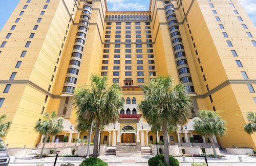 Myrtle Beach Condo | BEACHFRONT ~ Luxury Hilton Resort~ 90+5 Stars! ~ Tiki Bar ~ Lazy River 8th Floor