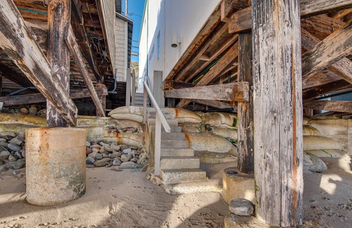 Eastern Malibu Cottage | Beachfront Malibu House w/Sauna & Ocean-view Deck