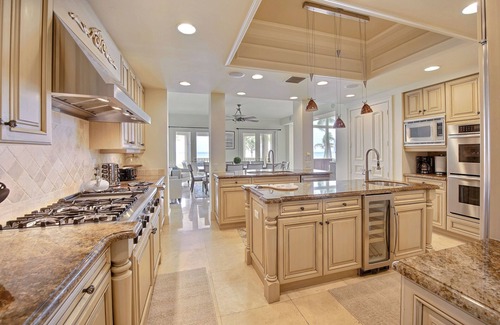 Birch Park Finger Streets House | Beachfront Mansion. Ocean Views. Walk to restaurants, shops, park, water taxi…