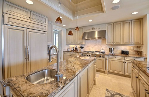 Birch Park Finger Streets House | Beachfront Mansion. Ocean Views. Walk to restaurants, shops, park, water taxi…