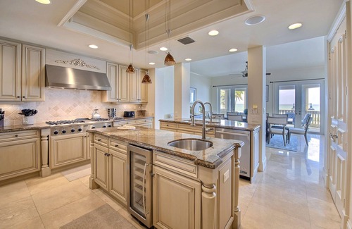 Birch Park Finger Streets House | Beachfront Mansion. Ocean Views. Walk to restaurants, shops, park, water taxi…