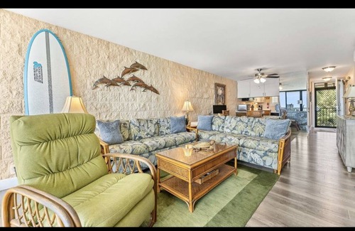 Maalaea Condo | Beachfront ocean View Condo With Unobstructed Ocean Views. 5 star reviews *