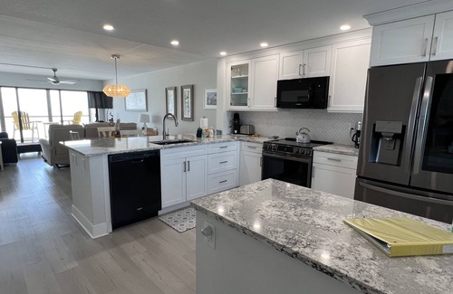 Madeira Beach Condo | Beachfront on Gulf of Mexico- Madeira Beach , Florida 2 br/2ba Fully remodeled