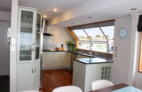 Mount Maunganui House | Beachfront on Marine Parade with room for the family