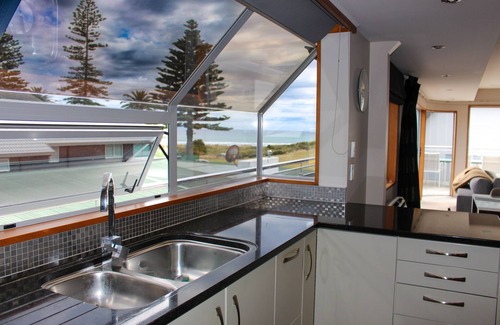 Mount Maunganui House | Beachfront on Marine Parade with room for the family