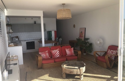 Cronulla Apartment | Beachfront pad, with panoramic views, central to everything