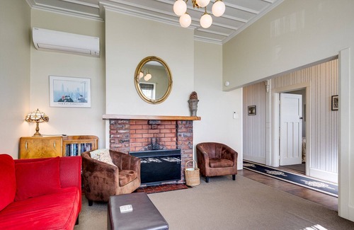 Bluff Hill House | Beachfront Pearl - Napier Holiday Home