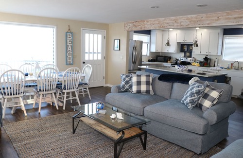Clinton House | Beachfront picture perfect setting and spacious Whidbey home close to ferry