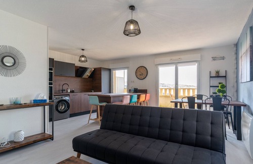 Biscarrosse Plage Apartment | Beachfront Renovated 2BR Apartment with Pool & Parking - Biscarrosse - Sleeps 6