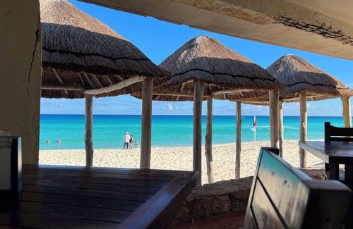 Zona Hotelera Apartment | Beachfront Resort Studio with Spectacular Sunset Views
