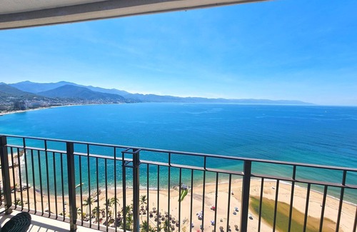 Fluvial Vallarta Condo | Beachfront & stunning views !