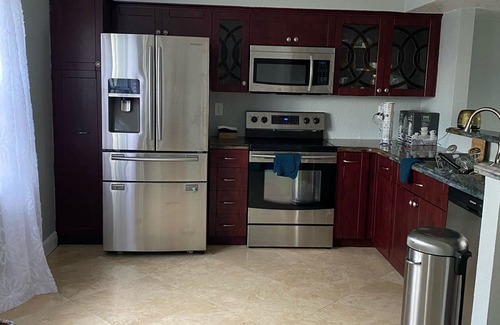 South Lake House | Beachfront Townhouse Steps to Beach and Hollywood Broadwalk Perfect Getaway