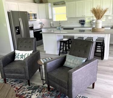 Port Bolivar House | Beachfront Views with 3 bedrooms and 2 bathrooms