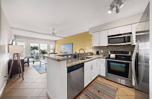 San Jacinto Condo | Beachfront w/Resort Pool