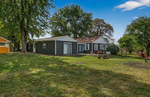 Waukegan House | Beachpark Retreat Home-Huge outdoor fun, Game,Navy