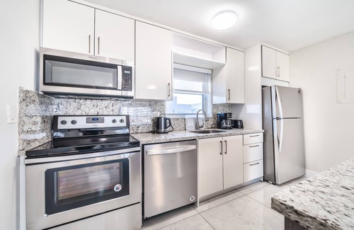 Sunny Isles Beach Apartment | “Beachside 1BR Oasis ‒ Pool, Secure Lobby, Sleeps 5 in Sunny Isles”