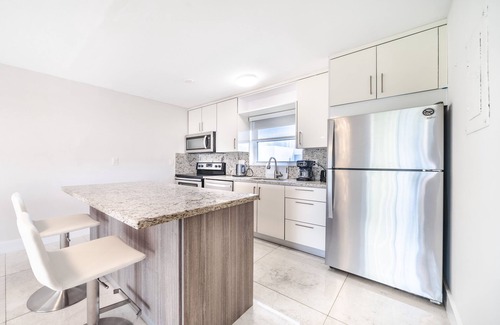 Sunny Isles Beach Apartment | “Beachside 1BR Oasis ‒ Pool, Secure Lobby, Sleeps 5 in Sunny Isles”