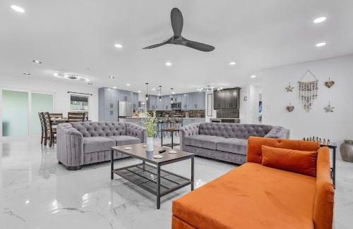 Iona House | Beachside Bliss 4 Miles to Fort Myers Beach 5 Miles to Sanibel Causeway