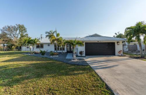 Iona House | Beachside Bliss 4 Miles to Fort Myers Beach 5 Miles to Sanibel Causeway